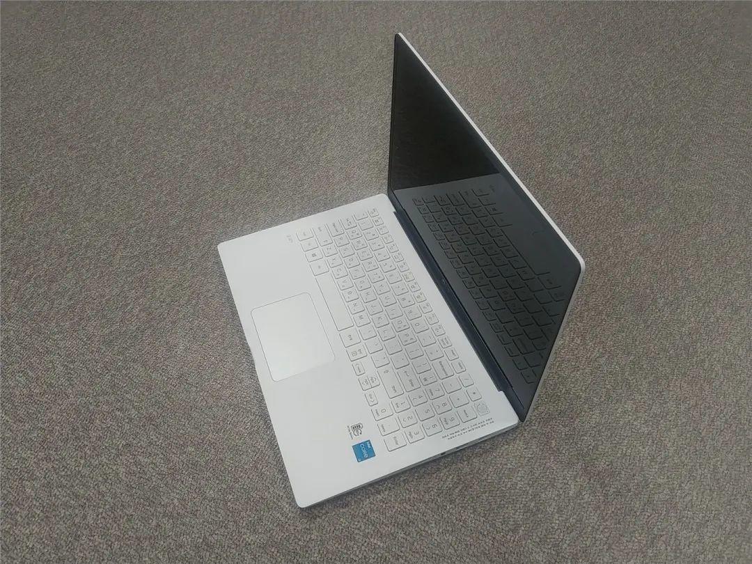 LG 新款 Gram 笔记本真机照曝光:14、15、16、17 英寸四款