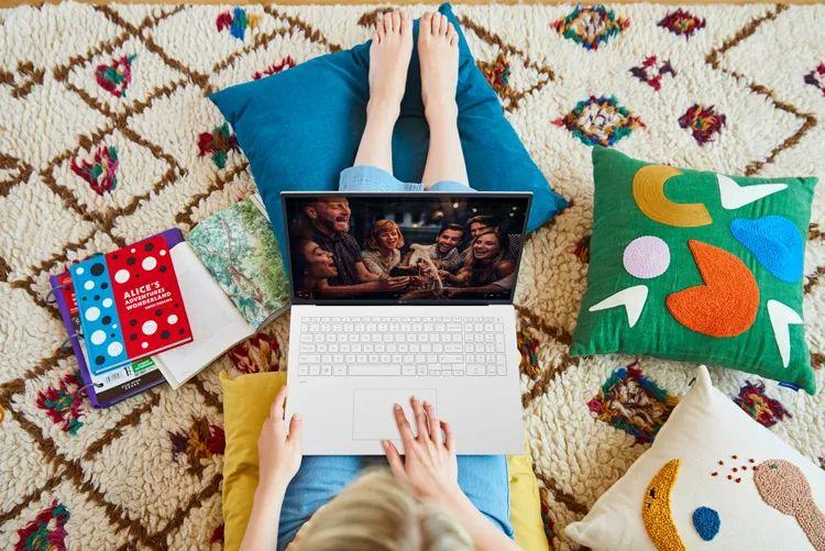 7499 元起,LG Gram 2021 上架:纯白机身、四窄边框、仅重 999 克