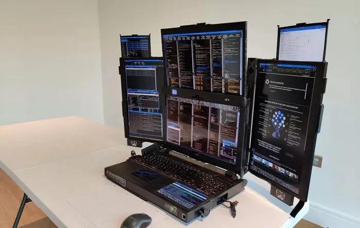 丧心病狂:这款 Aurora 7 原型笔记本挂了七个显示屏