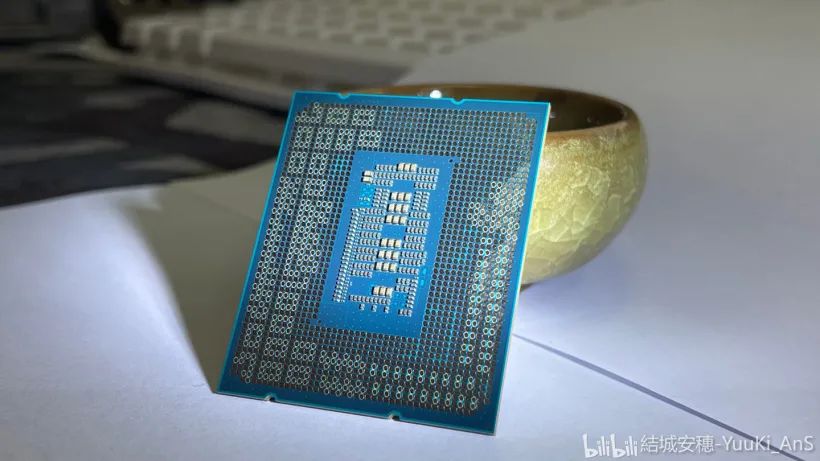 英特尔酷睿 i9-12900K ES 工程样品照曝光,16 核 4.5 GHz