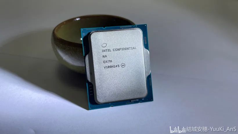 英特尔酷睿 i9-12900K ES 工程样品照曝光,16 核 4.5 GHz