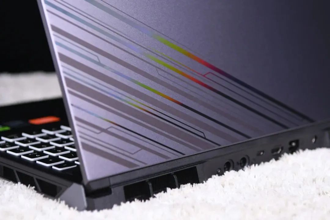 机械革命新款旷世 16 Super 游戏本换上全新模具,配备 RGB Logo