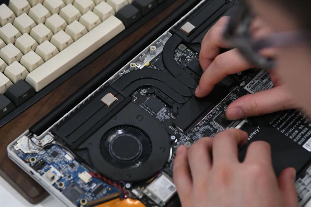 机械革命预热新品轻薄本,搭载 R7 7735HS