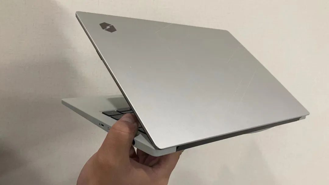 机械革命预热新品轻薄本,搭载 R7 7735HS